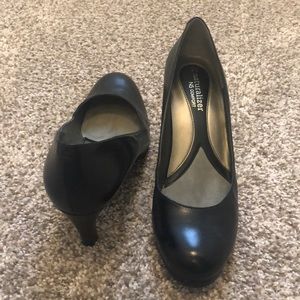 Size 7 1/2 black leather pump - super comfortable!